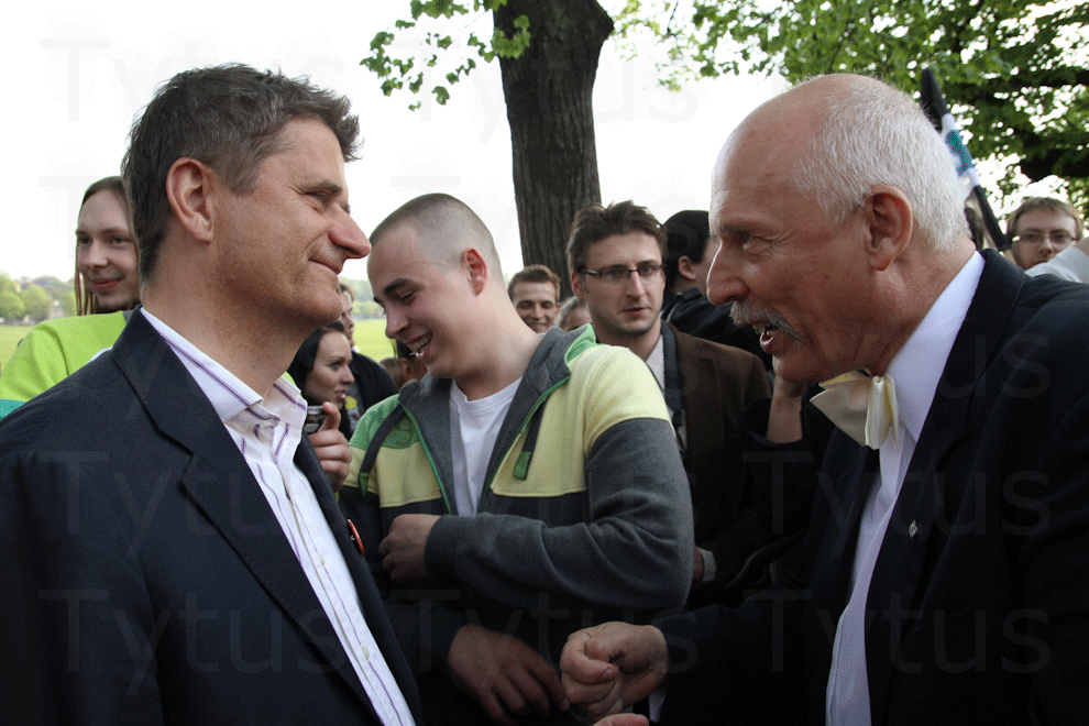 Janusz Palikot and Korwin Mikke's fist at hemp march