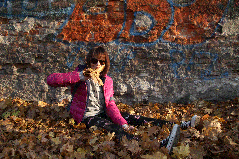 Ada Szulc in autumn leaves