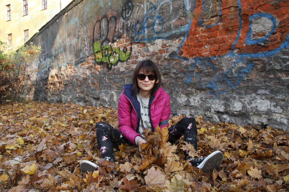 Ada Szulc in autumn leaves