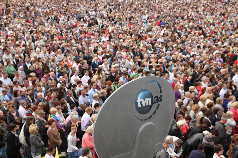 TVN24 and faithful crowd