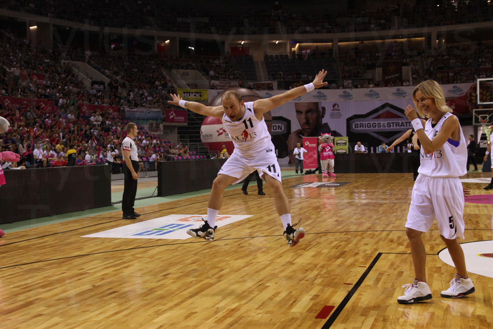 Borys Szyc and Agnieszka Szulim play basketball in Marcin Gortat's team. 
