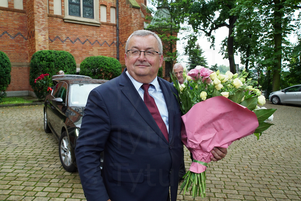 Ryszard Terlecki ( Deputy Marshal of the Sejm ) hidden in the flowers from Andrzej Adamczyk ( Minister of infrastructure) for Jacek Kurski (Chef of Polish National Television)