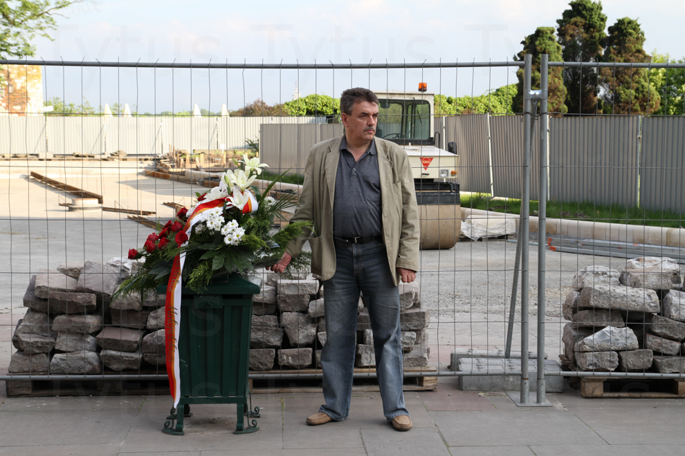 Solidarity on the trash. Smoleńsk wreath.